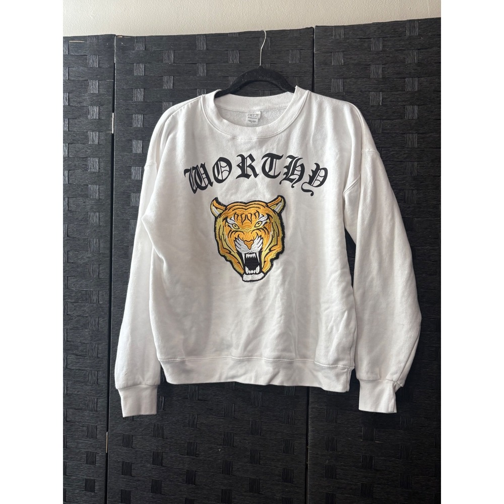 Freeze worthy embroidered tiger sweater womens size medium